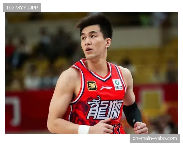 【2026年4月CBA联赛赛季风格演化路径·赛中·聚焦特写：郭艾伦场边为队友分析对手防守轮转漏洞